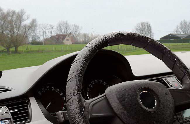 Ραφτό μαύρο κάλυμμα τιμονιού